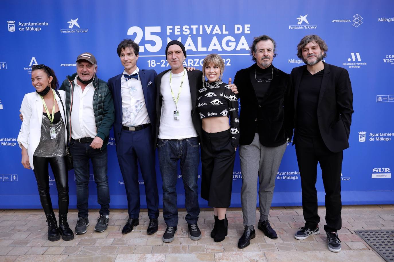 Ignacio Nacho, Mara Guil y Salva Reina, junto al resto del equipo de 'Isósceles', durante la presentación en ZonaZine