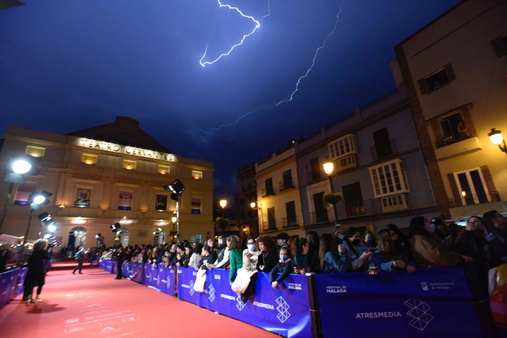 La lluvia y los rayos también sorprendieron a los espectadores del Festival de Málaga que esperaban en el Teatro Cervantes 