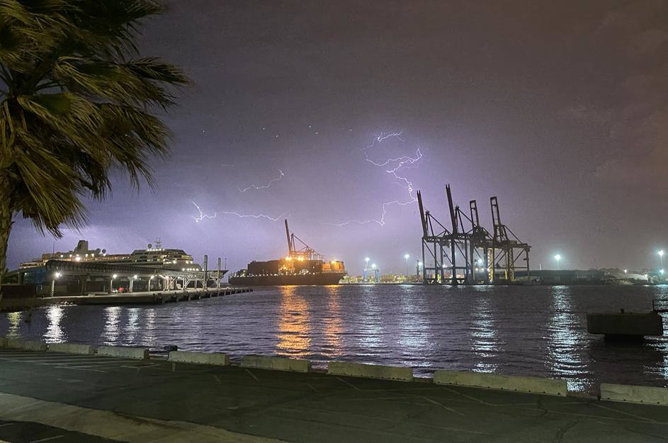 Rayos sobre las grúas del Puerto de Málaga