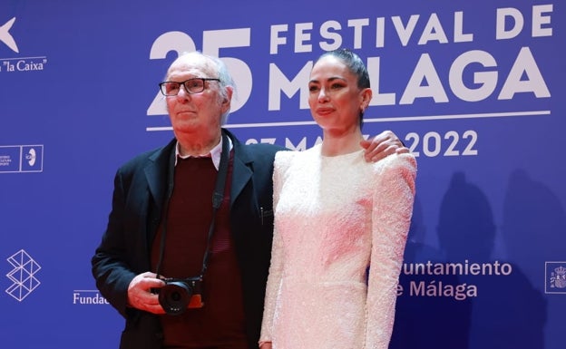 El director Carlos Saura, con su hija, Anna, y su inseparable cámara, en el Festival de Málga.