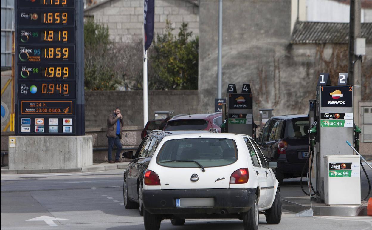 Colas de coches en una gasolinera de Pontevedra.