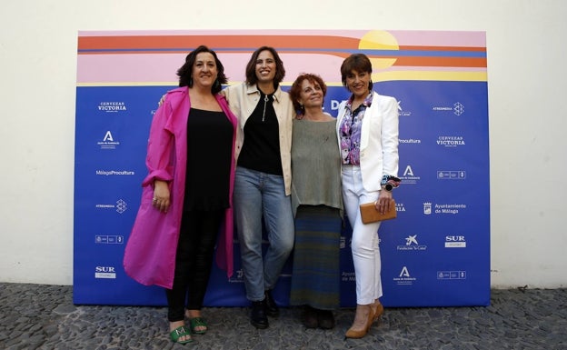 Marta Díaz de Lope, junto a parte del equipo de 'Los buenos modales'. 