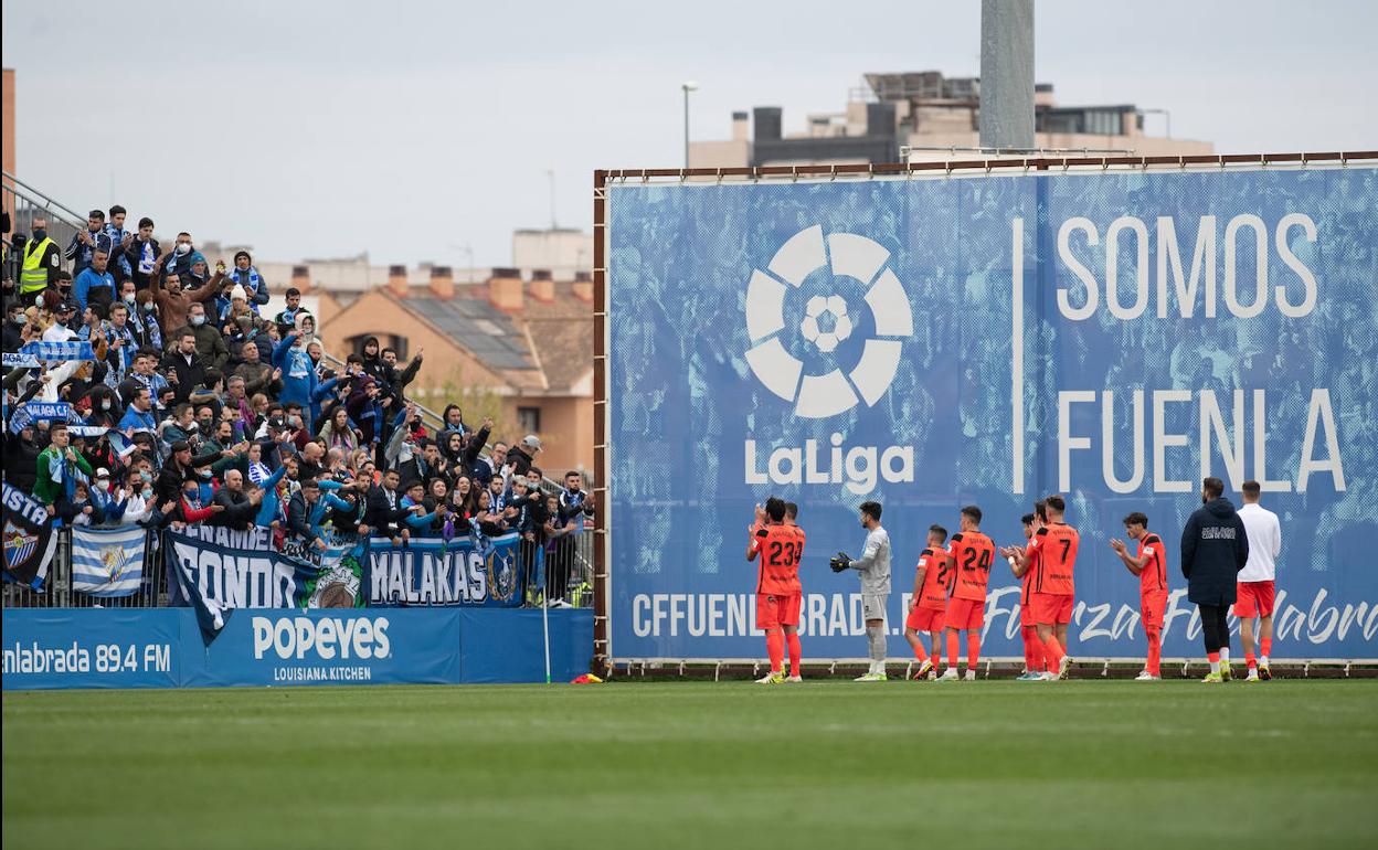 Aficionados del Málaga y jugadores, cara a cara tras la derrota contra el Fuenlabrada.