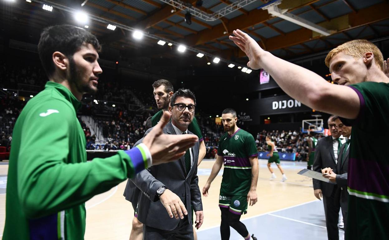 Brizuela y Díaz se saludan antes de un partido en presencia de Katsikaris. 