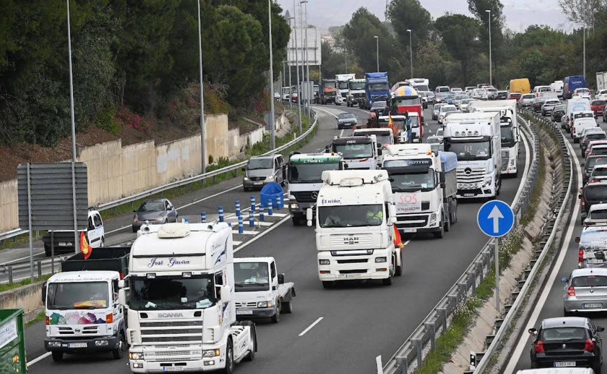 La marcha en defensa del transporte colapsa la A7 a la altura de Marbella