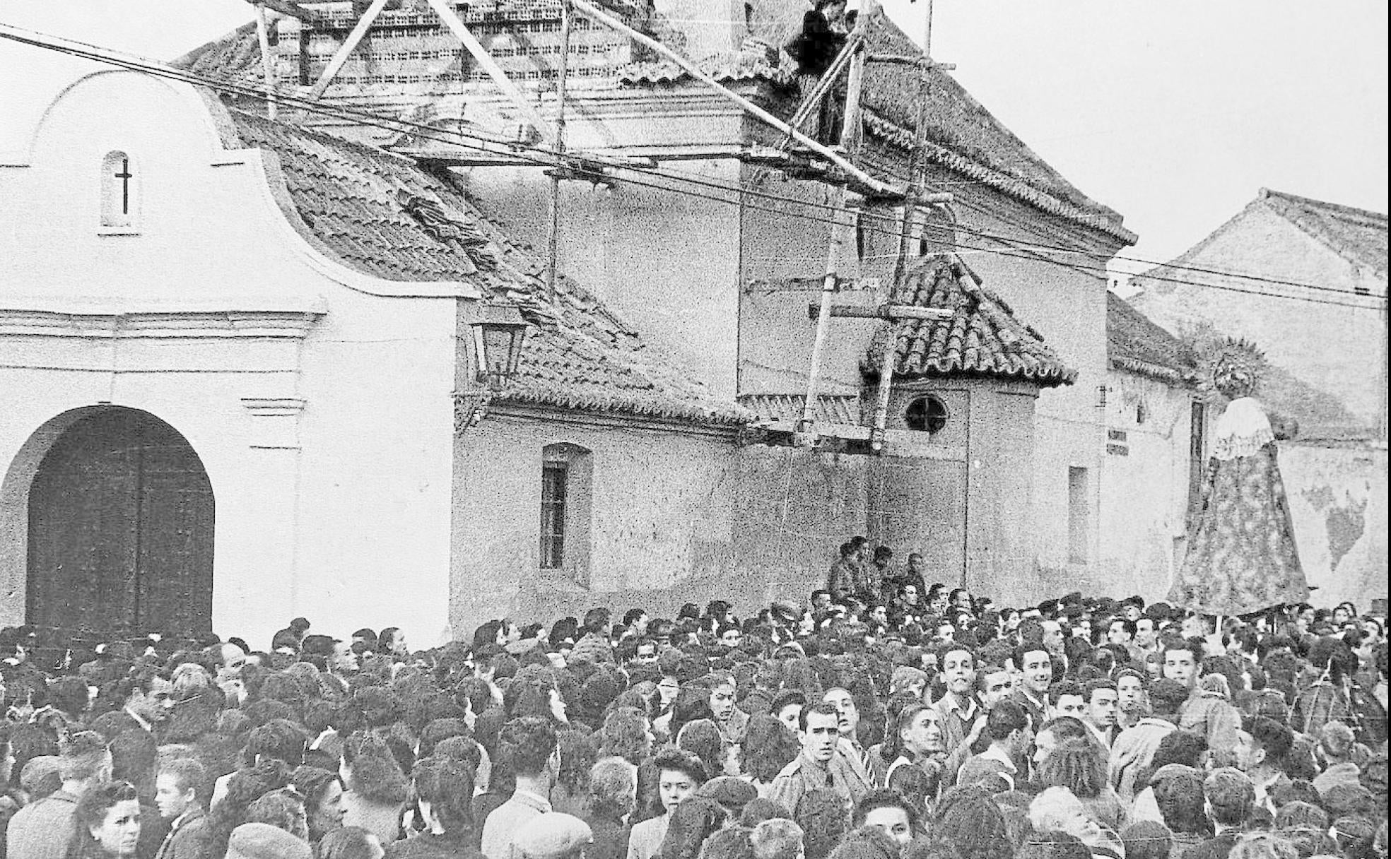 Las imágenes son trasladadas desde la iglesia de san Felipe Neri a la primitiva ermita de al calle Mármoles, cuyas obras de restauración aún no habían finalizado.