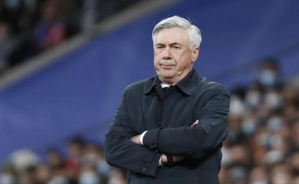 Carlo Ancelotti, contrariado durante el clásico. 