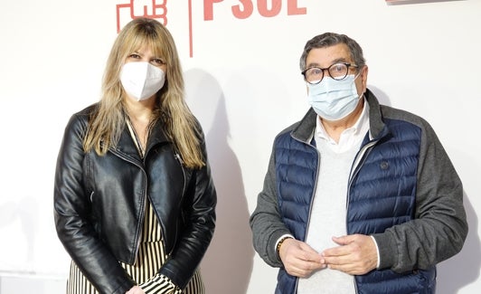 Estefanía Martín Palop y Antonio Moreno Ferrer, este lunes en la sede del PSOE veleño. 