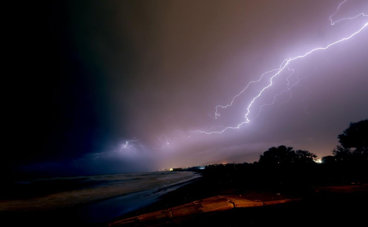Tormenta eléctrica, el pasado domingo por la noche en Guadalmar, en la capital malagueña. 