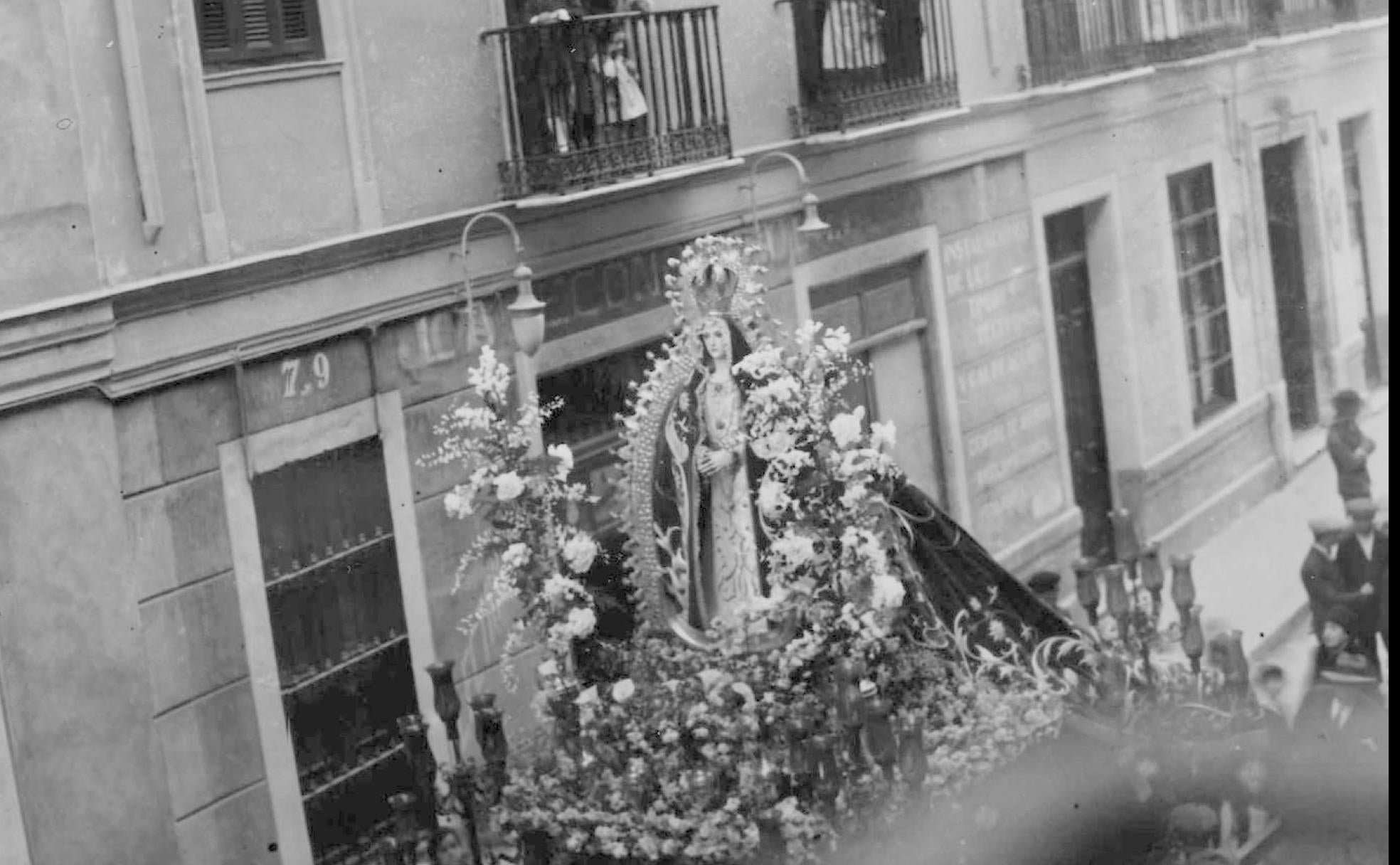 Años 20. La anterior imagen de la Virgen de la Concepción, rodeada por una ráfaga de plata, en su salida procesional. 
