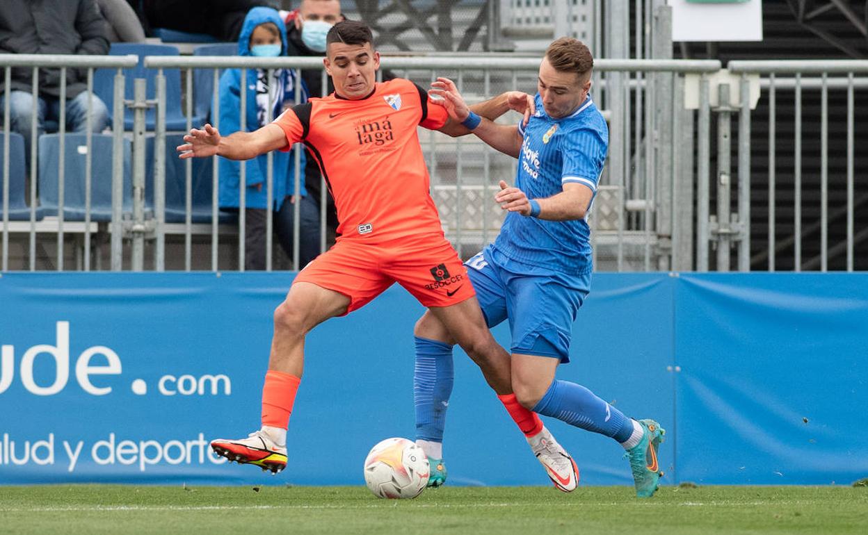 Víctor Gómez lucha con Ontiveros por la posesión del balón durante el partido del pasado sábado en Fuenlabrada.