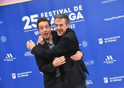 Imagen secundaria 1 - Representantes hosteleros y autoridades en la presentación de 'Vinamascope', en el restaurante El Descorche del Cervantes. Vito Sanz y Pere Ponce, protagonistas de 'Una película póstuma. Carlos Gómez y Enrique Urbizu, presentando el libro 'La caja de madera', en el Rectorado de la UMA.