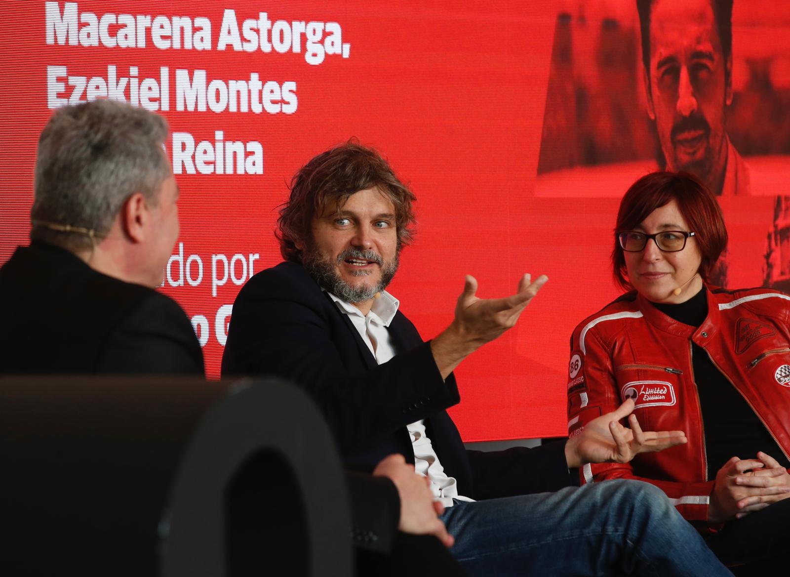 Macarena Astorga, Ezekiel Montes y Salva Reina protagonizaron un encuentro en la fábrica de Cervezas Victoria