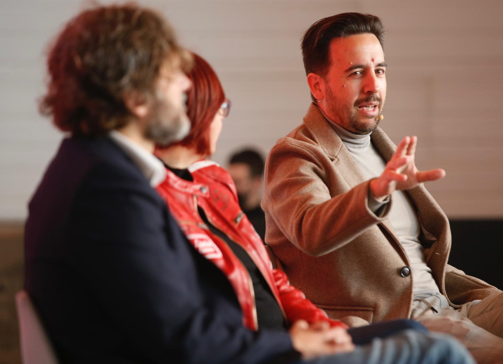 Macarena Astorga, Ezekiel Montes y Salva Reina protagonizaron un encuentro en la fábrica de Cervezas Victoria