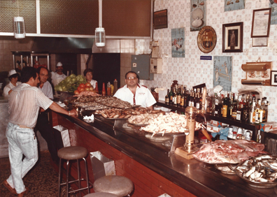 Imagen secundaria 1 - Familiares y amigos, frente a la fachada del Mario Eva y más imágenes históricas. 