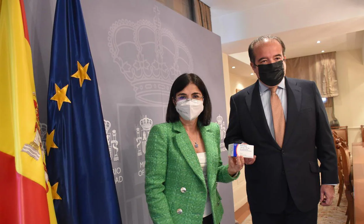 La ministra Darias y el director de Pfizer, Sergio Rodríguez, tras la firma con el medicamento. 