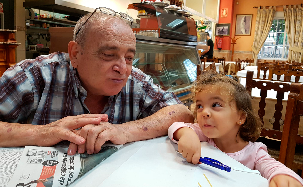 José cruza la mirada con una de sus nietas, en el Mario Eva.