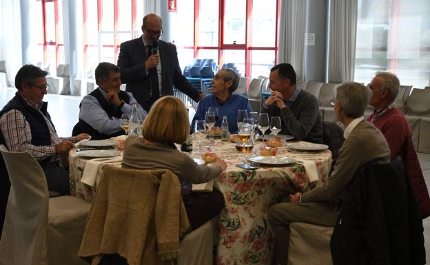 Imagen principal - En la primera foto, Alberto Camas, presidente Presidente del Club de Balonmano Trops Málaga, se dirige a los empresarios. En la segunda, algunos de los empresarios recorriendo las instalaciones de Trops. En la última, el entrenador Quino Soler. 