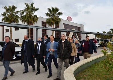 Imagen secundaria 1 - En la primera foto, Alberto Camas, presidente Presidente del Club de Balonmano Trops Málaga, se dirige a los empresarios. En la segunda, algunos de los empresarios recorriendo las instalaciones de Trops. En la última, el entrenador Quino Soler. 