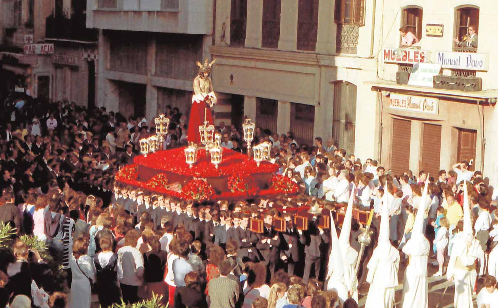 Años ochenta. Paso de la procesión por la Tribuna de los Pobres. 