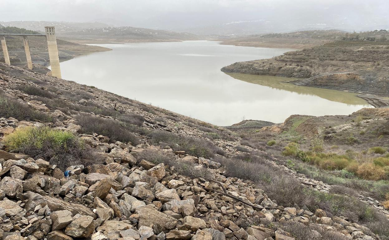 El embalse de La Viñuela apenas ha recuperado tres hectómetros con las últimas lluvias, hasta los 27, el 16,3% de su capacidad. 