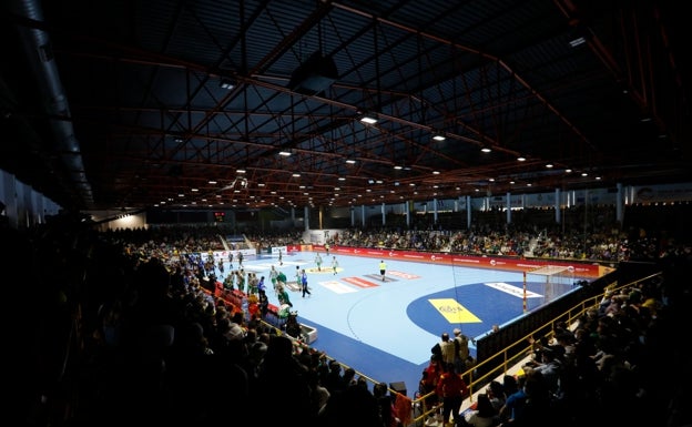 Panorámica del Fernando Argüelles poco antes del inicio del derbi entre el Iberoquinoa Antequera y el Ángel Ximénez Puente Genil. 