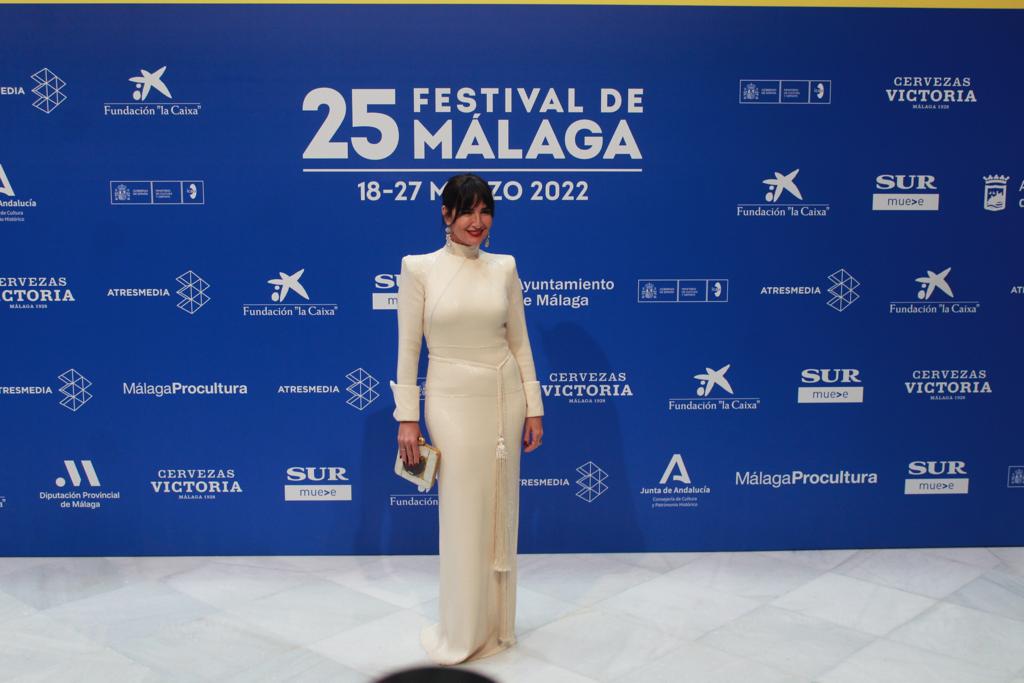 Belén López es de las incondicionales al Festival de Málaga. Camaleónica donde las haya en cada alfombra ha logrado sorprender. Anoche lució espectacular con un elegante vestido blanco de cuello chimenea y cinturón con borlones del diseñador sevillano Manuel Zerpa- Lo acompañó de joyas Barcena y zapatos Lodi. 