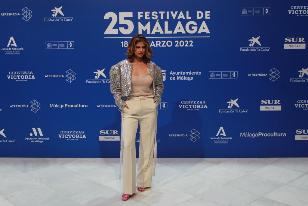 Stephanie Cayo pasó desapercibida anoche con una chaqueta oversize cropped plateada con manga abullonada que no le realzaba nada. La combinó con top de angora crudo y pantalón en crepé de tiro alto y pata recta de Pedro del Hierro. 