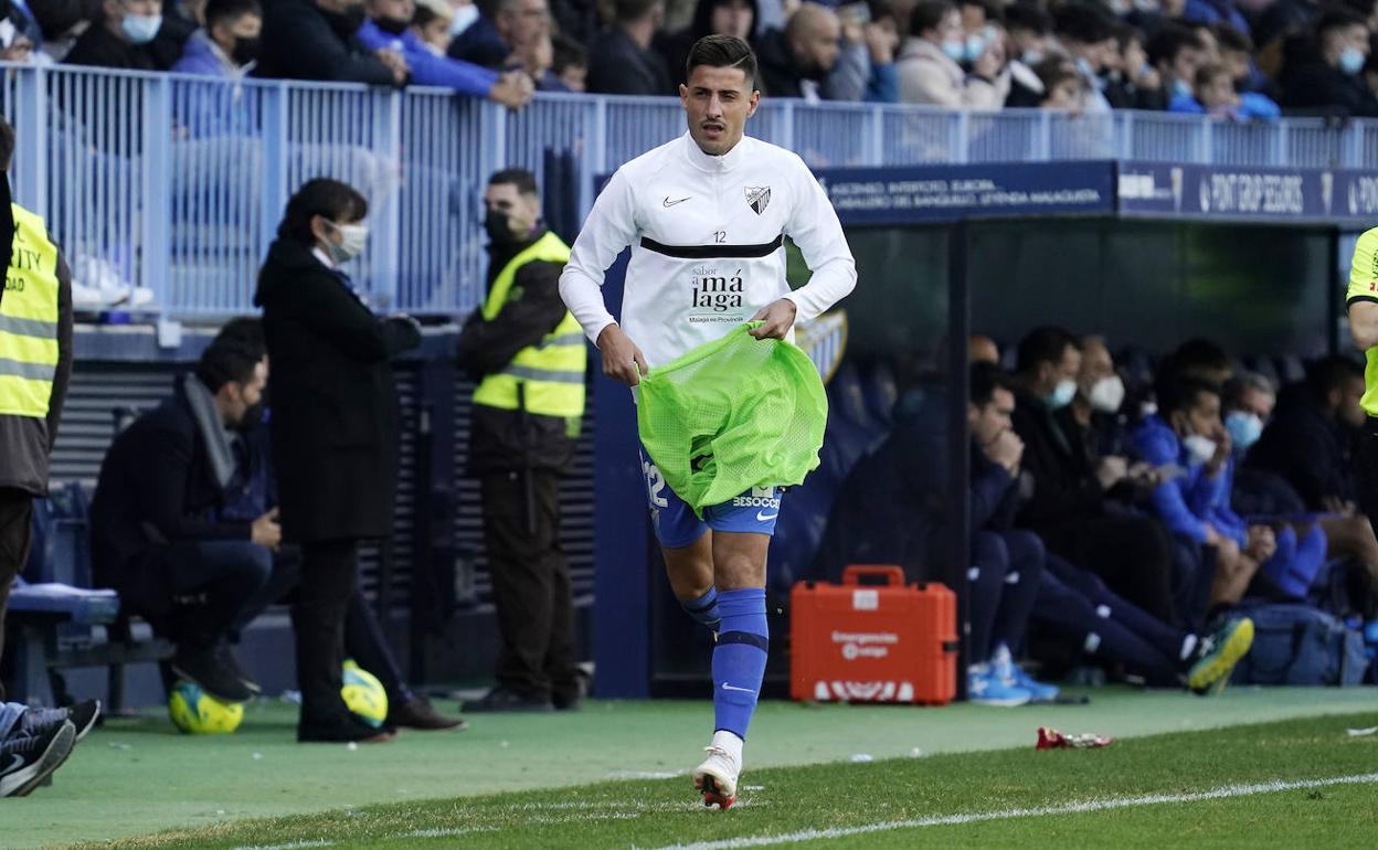 El jugador del Málaga, Pablo Chavarría, sale a calentar en un partido de esta temporada en La Rosaleda.