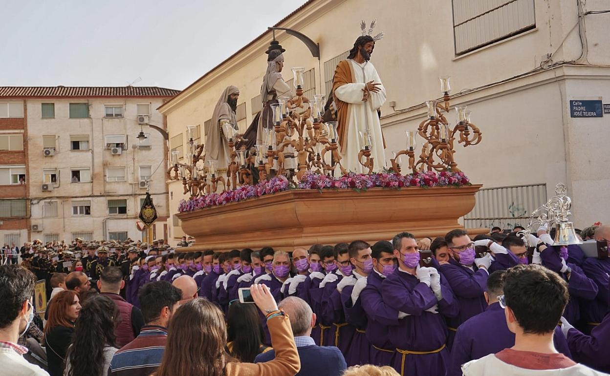 La nueva imagen de Jesús de la Esperanza ante Anás recorrió por primera vez las calles de El Palo.