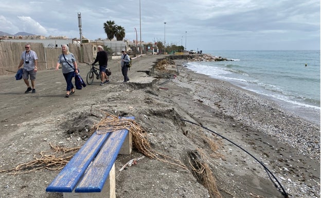 Imagen principal - Arriba, el carril cortado en la zona de El Playazo de Nerja, y abajo, dos imágenes de los daños en la torroxeña playa de Ferrara, este sábado. 