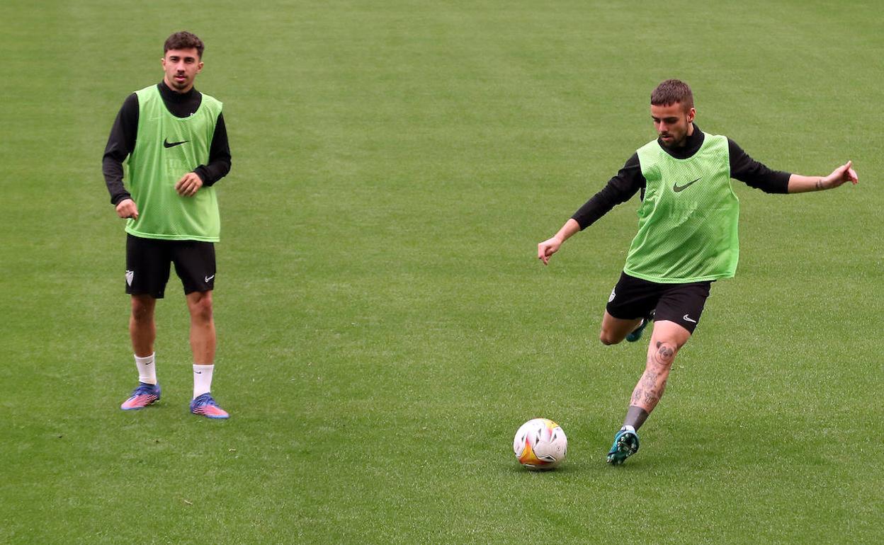 Ale Benítez e Ismael Casas, candidatos a ocupar la vacante de Víctor Gómez, en el entrenamiento del jueves.