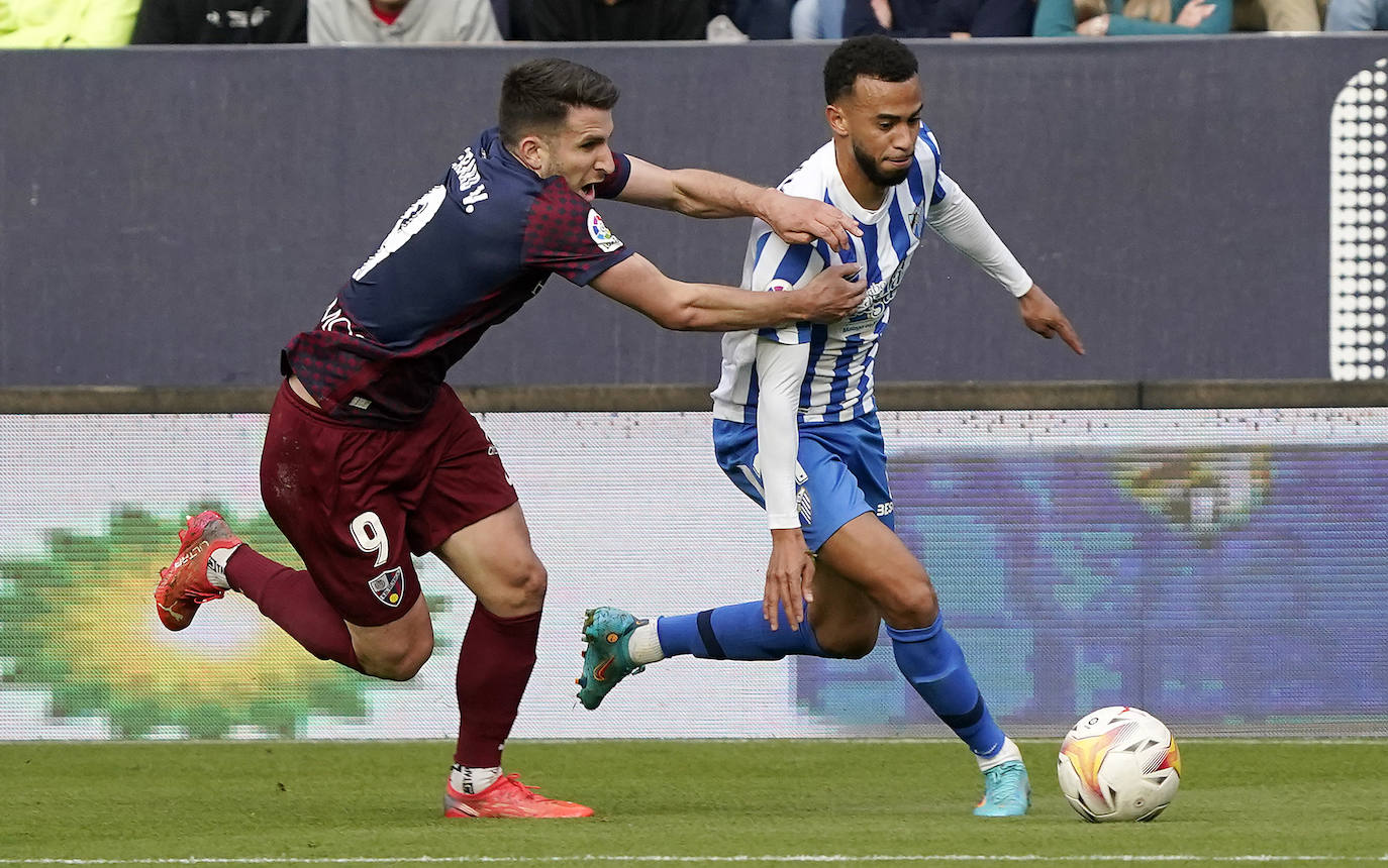 Derrota del Málaga en casa ante el Huesca (0-2). 