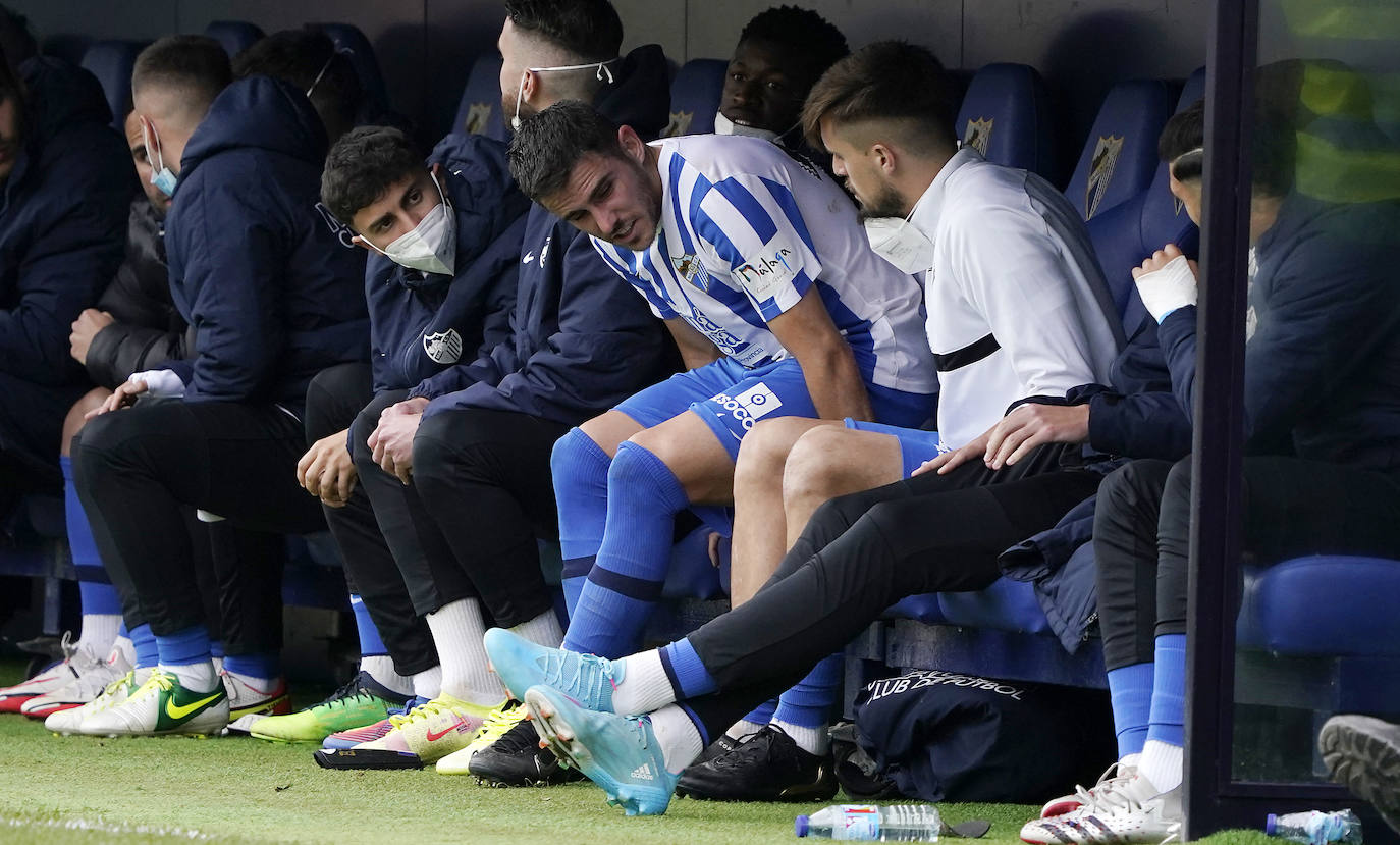 Derrota del Málaga en casa ante el Huesca (0-2). 