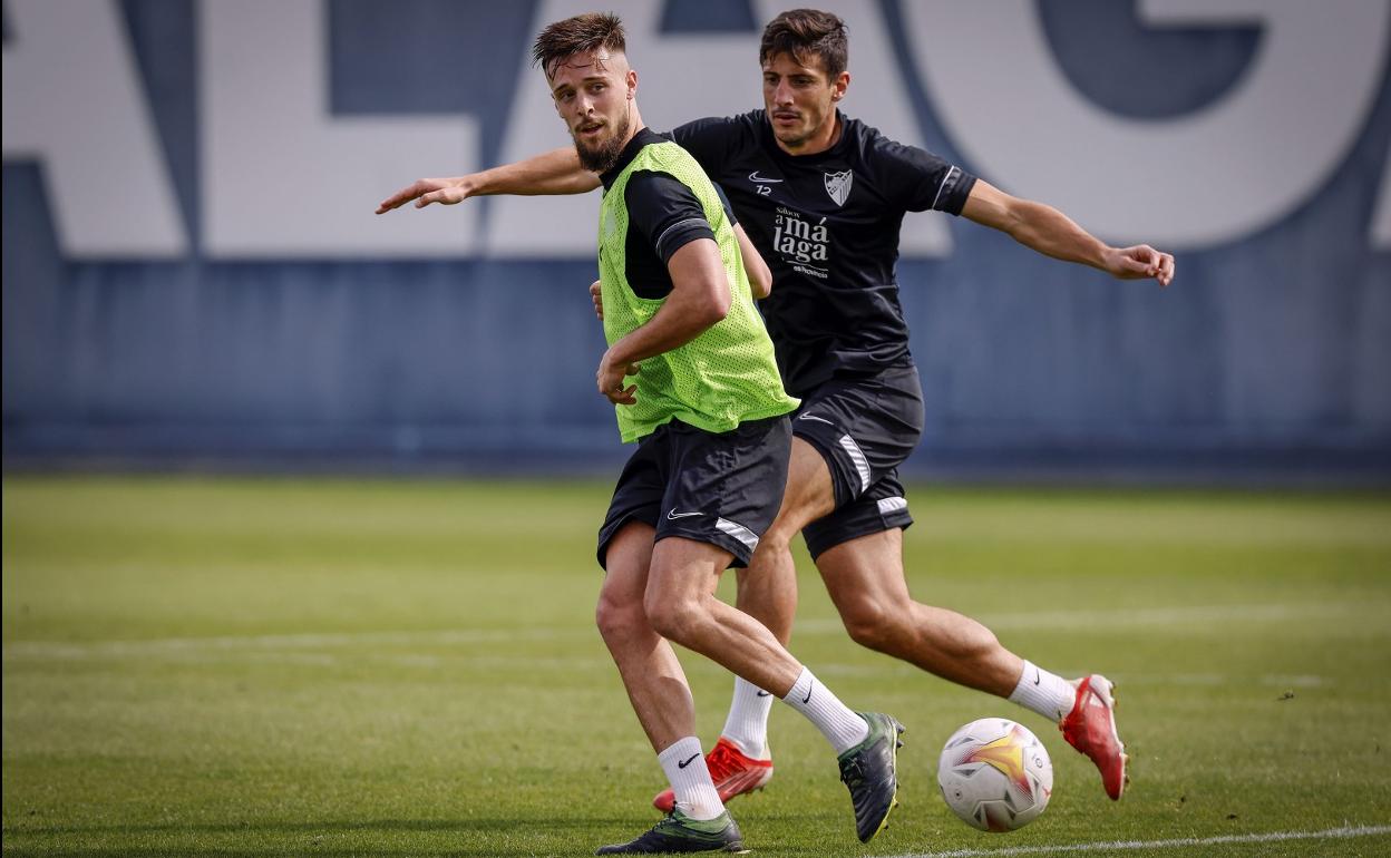 Los jugadores del Málaga Genaro y Chavarría durante un entrenamiento esta semana en el Anexo de La Rosaleda.