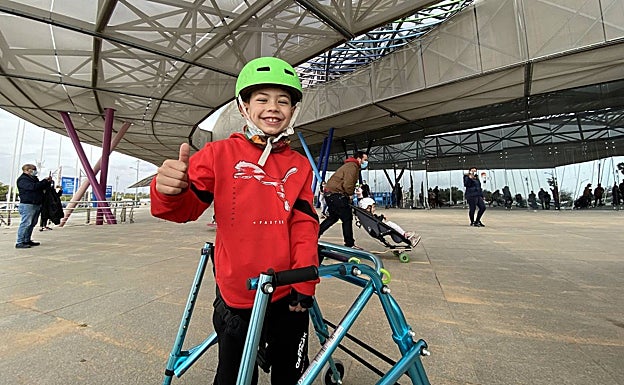 El pequeño Juan Diego, posando en la explanada del Palacio de Ferias. 