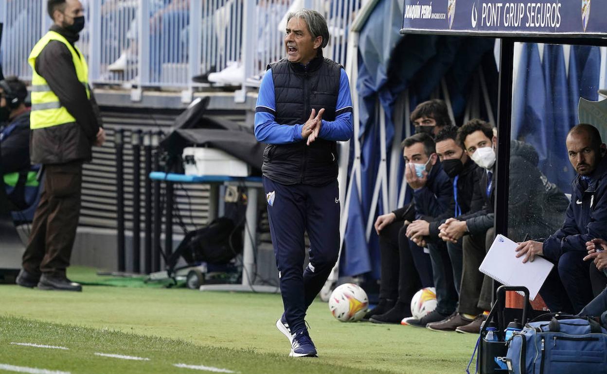 El entrenador del Málaga, Natxo González, durante el partido contra el Huesca en La Rosaleda.