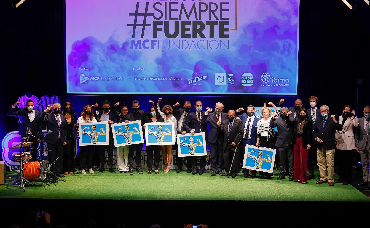 Foto de familia de los premiados en la gala 'Siempre fuerte', ayer en el Museo Picasso.