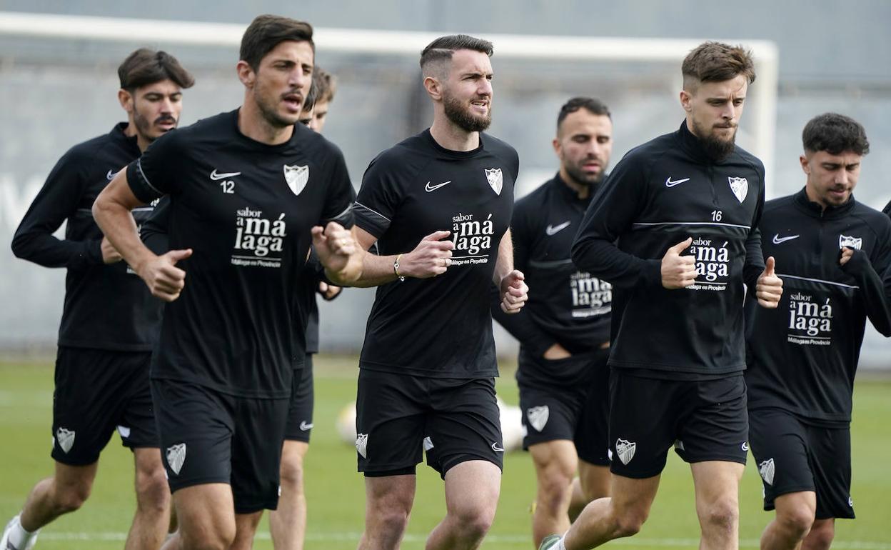 Jugadores del Málaga realizan carrera continua durante el entrenamiento de ayer en el Anexo.