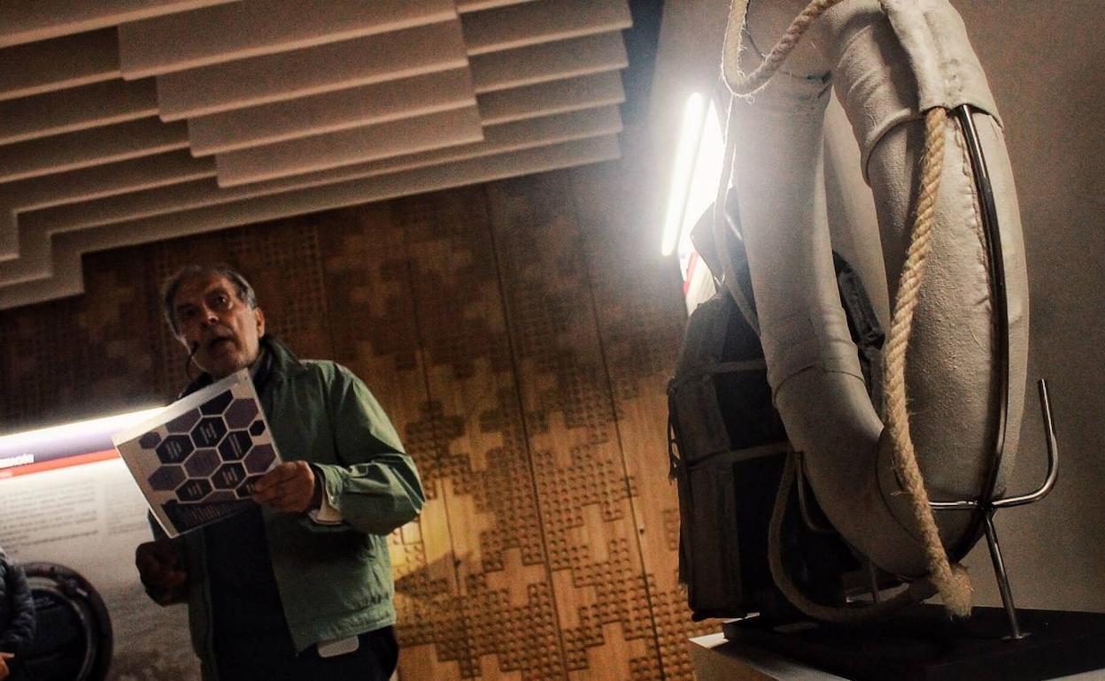 Antonio José Millán, comisario de la exposición, mientras explica parte de las causas del hundimiento. 