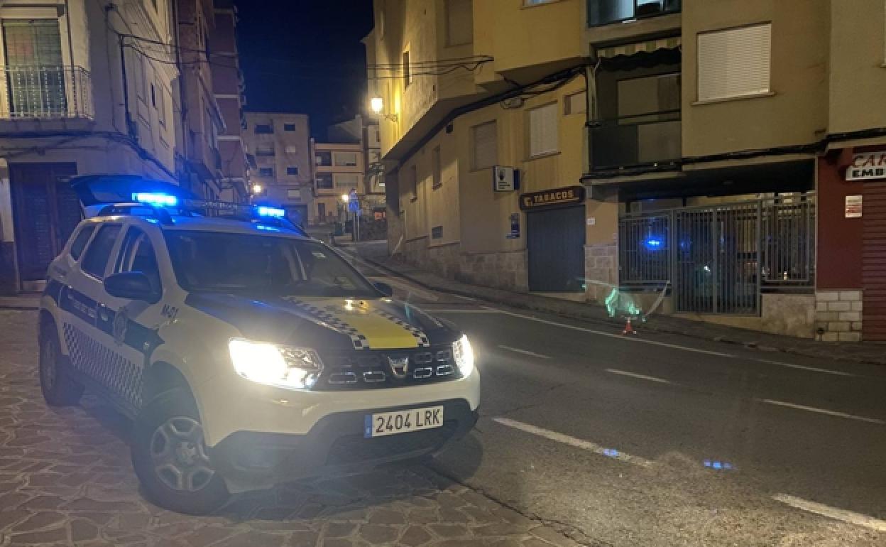 Un coche patrulla de la Policía Local, el domingo, en el escenario del atropello intencionado, en Serra. 