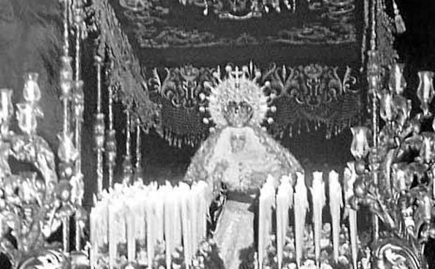 AÑOS SESENTA. La Virgen del Gran Poder, en su trono.