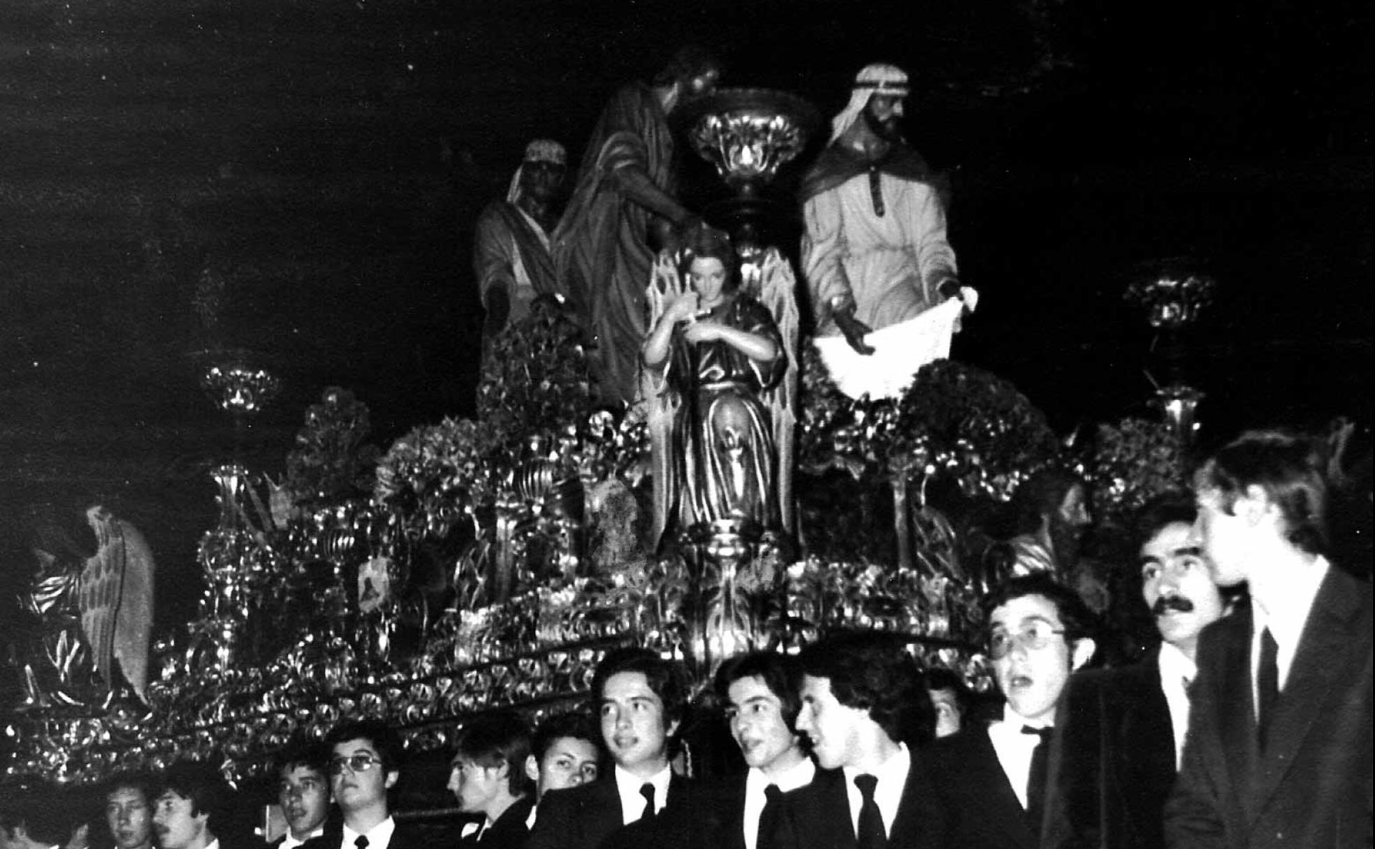 Años setenta. El trono del Santo Traslado, en su procesión del Viernes Santo.