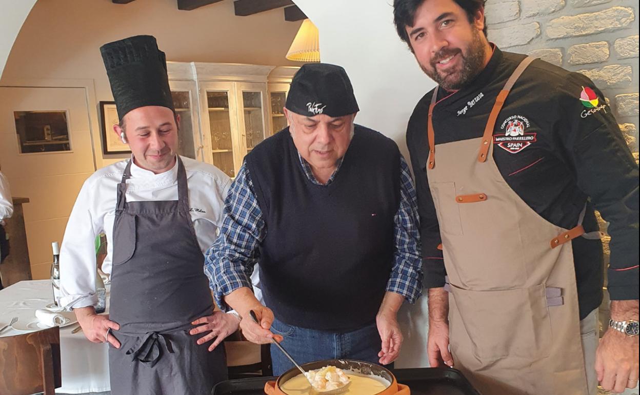 Andrés Torres, en el centro, junto a Jorge Berzosa (d) del asador Verum.