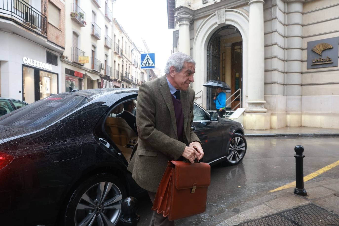 Fotos: Llegada de los patronos a la reunión extraordinaria de la Fundación Unicaja que decidirá el futuro de Braulio Medel