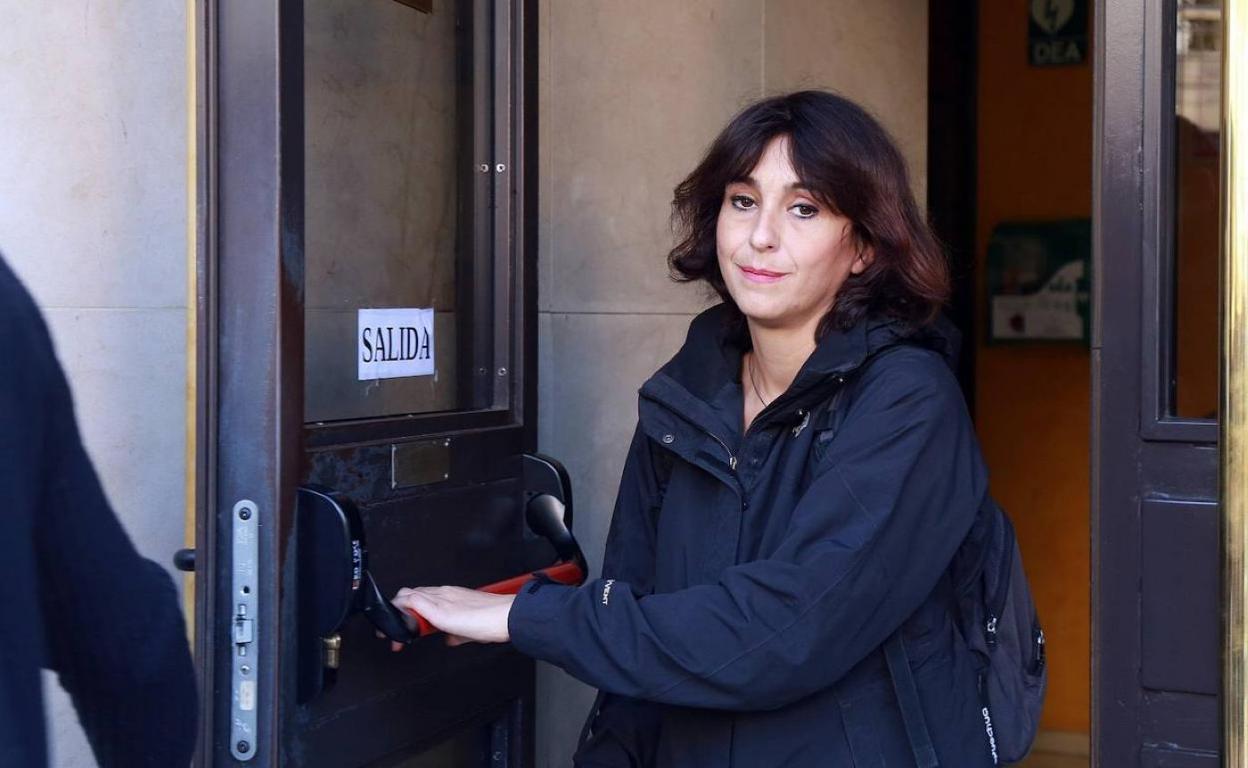 Juana Rivas en la salida de los juzgados de Granada en una de sus comparecencias en el proceso. sur