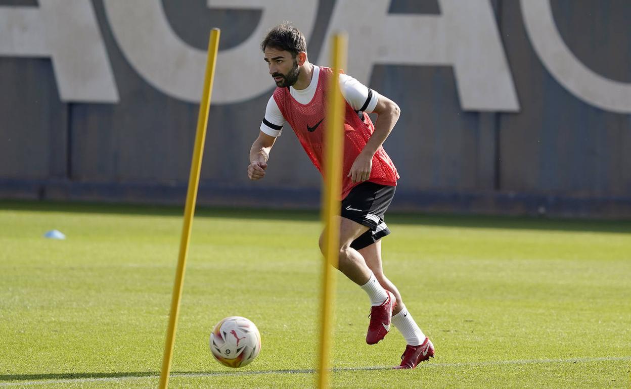 El jugador Adrián López en un entrenamiento reciente con el Málaga.