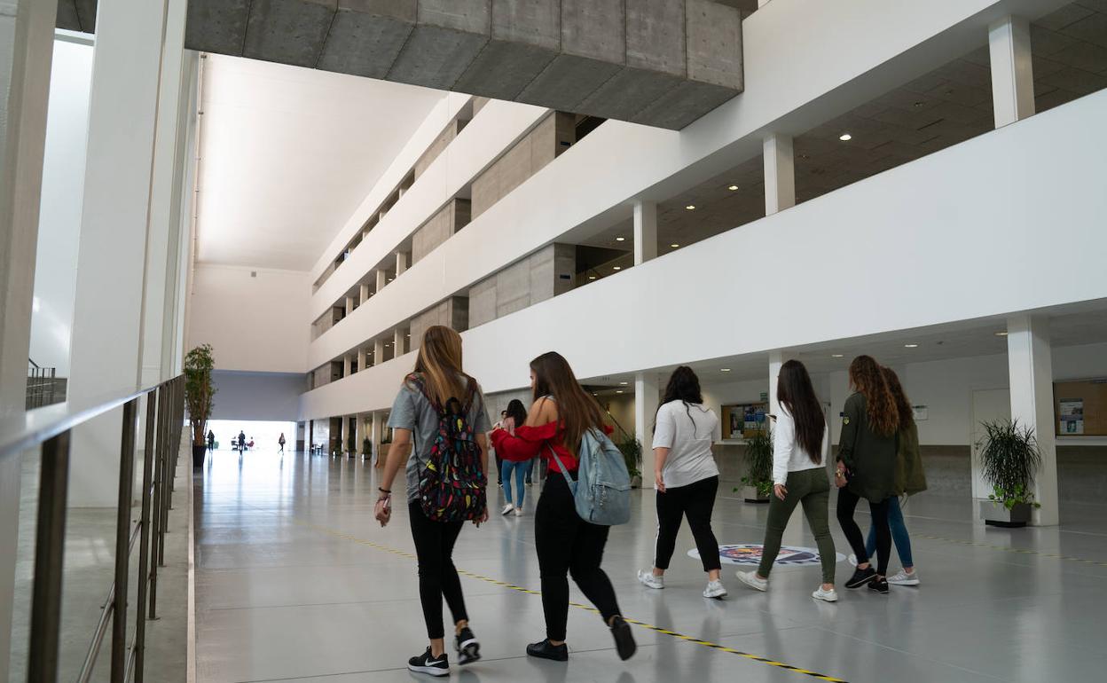 Un grupo de estudiantes, en el complejo de Estudios Sociales y del Trabajo. 