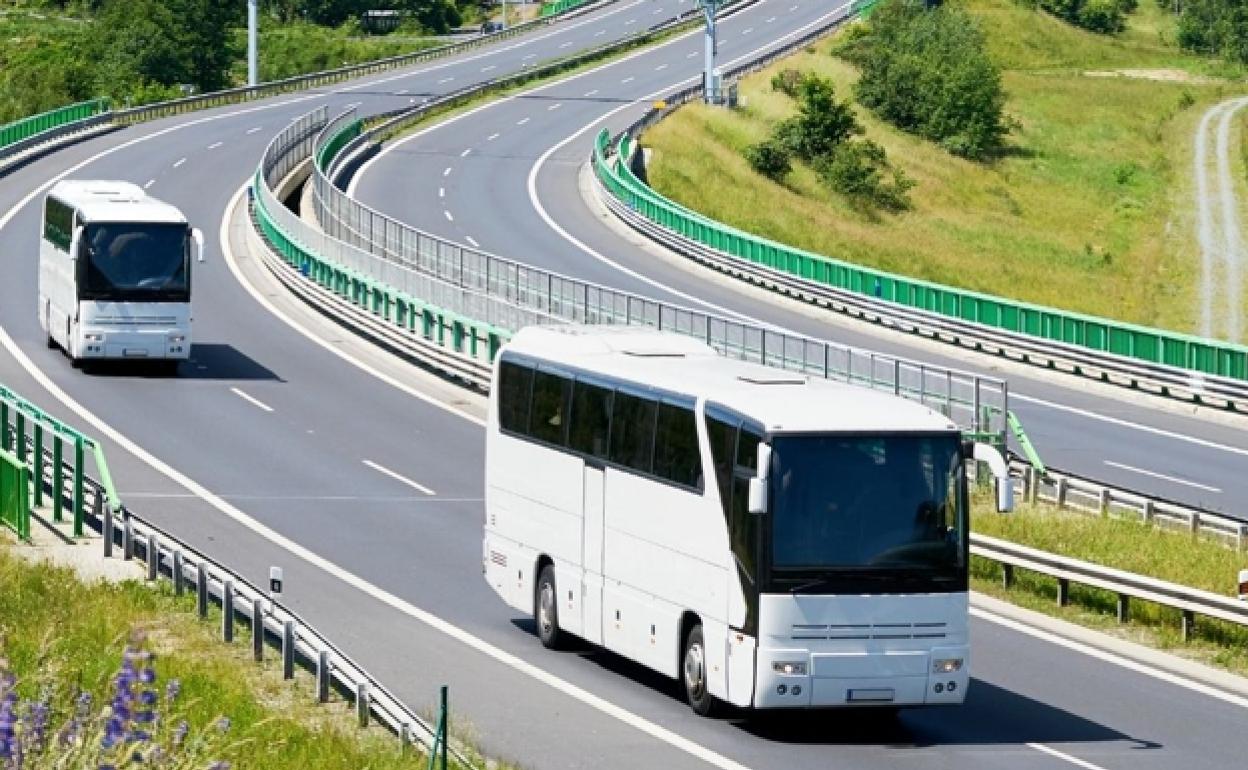 Miles de autobuses parten desde Polonia con refugiados ucranianos. 