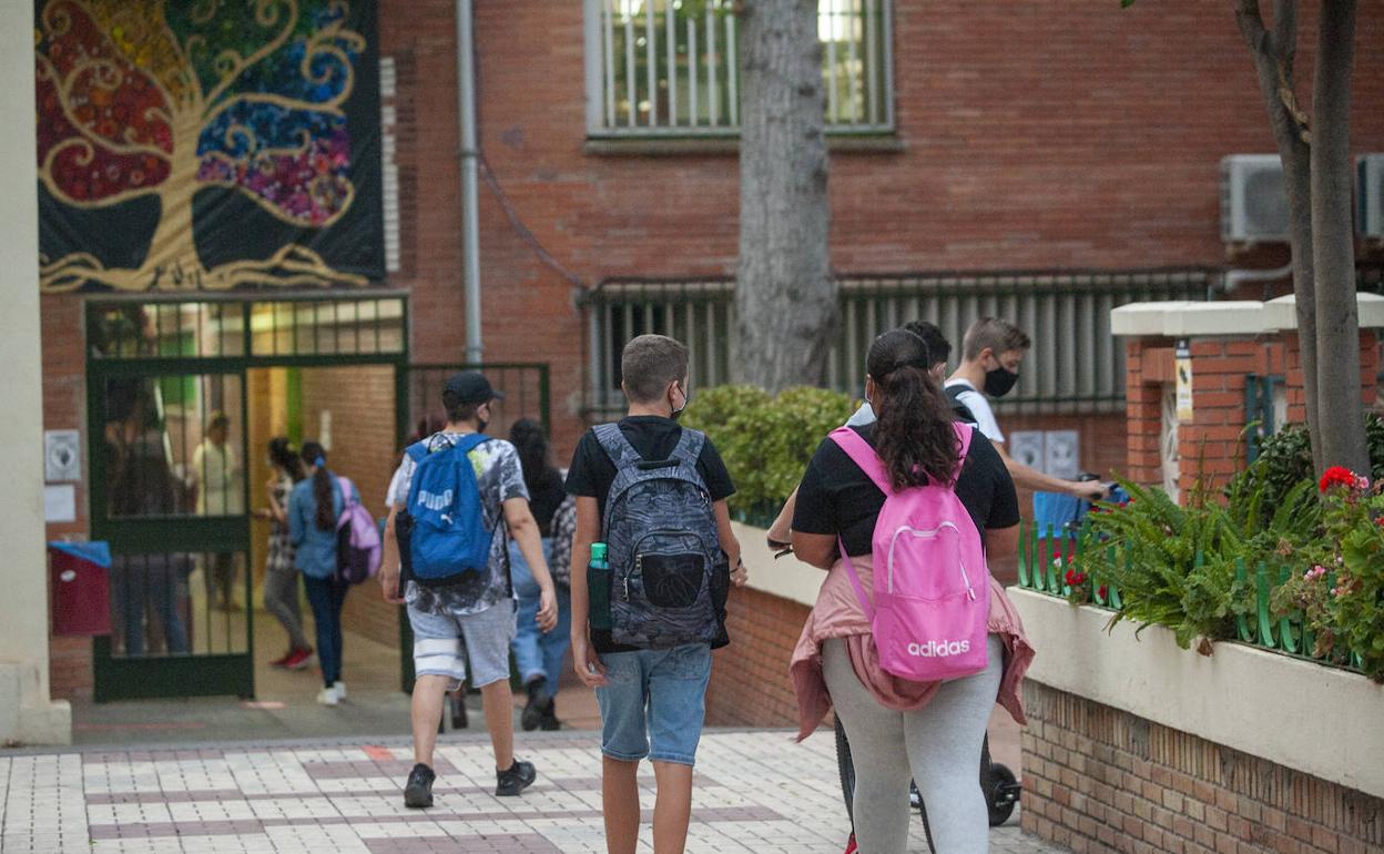 Un grupo de estudiantes llegan al IES Politécnico Jesús Marín. 